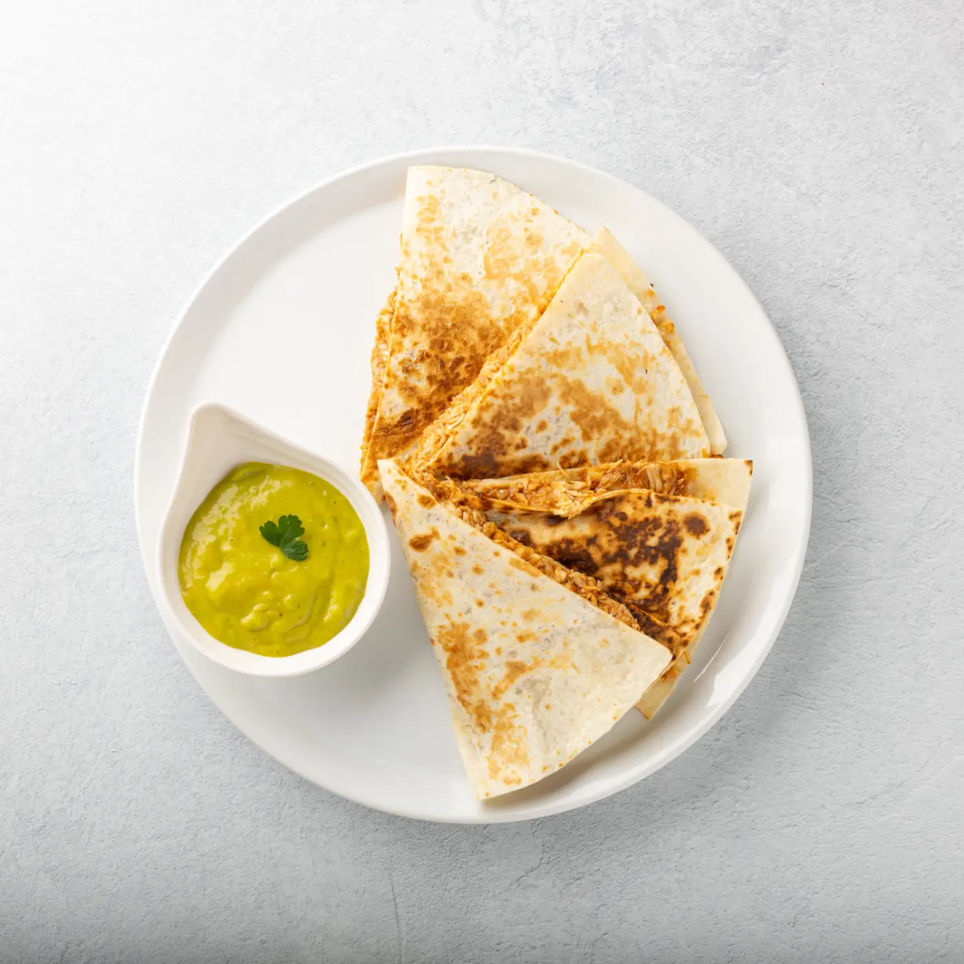 Quesadilla s pulled piletinom i guacamole umakom